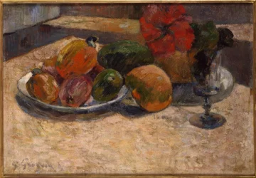 Frutas exóticas y flores rojas